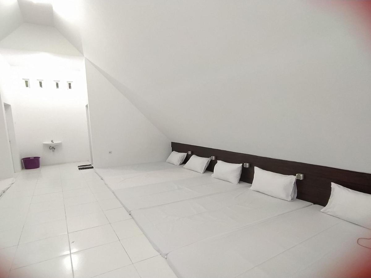 Seger Nusantara Ostello Kalisat Esterno foto