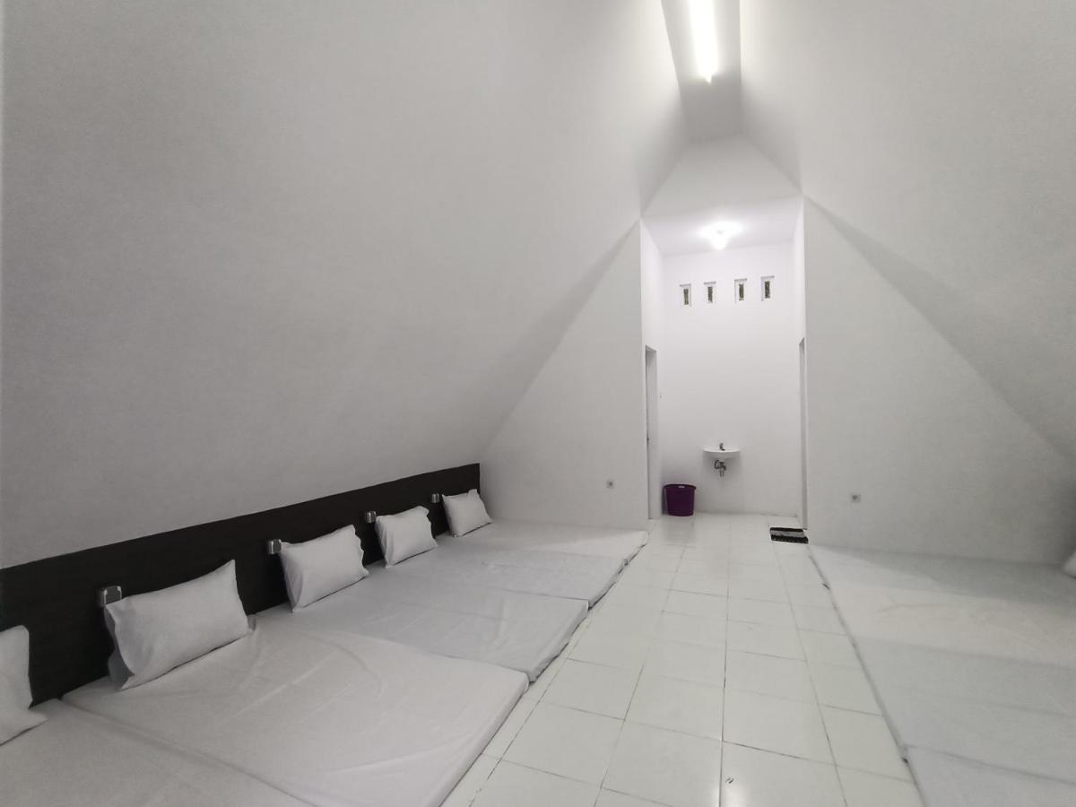 Seger Nusantara Ostello Kalisat Esterno foto